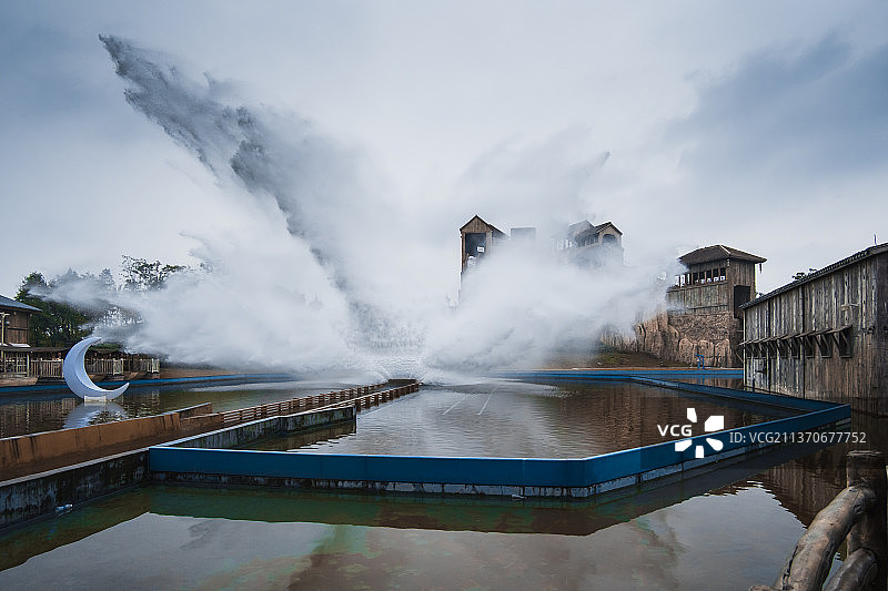 游乐园水上游乐项目--水花四溅图片素材