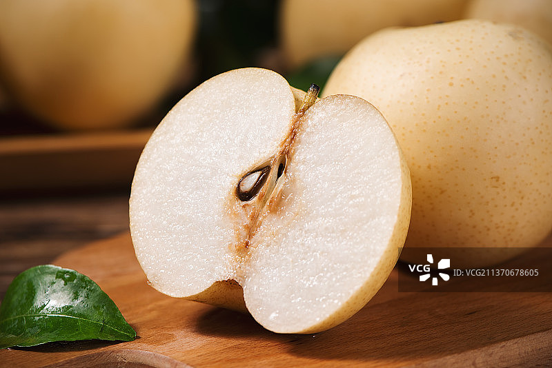 桌上切开的皇冠梨图片素材