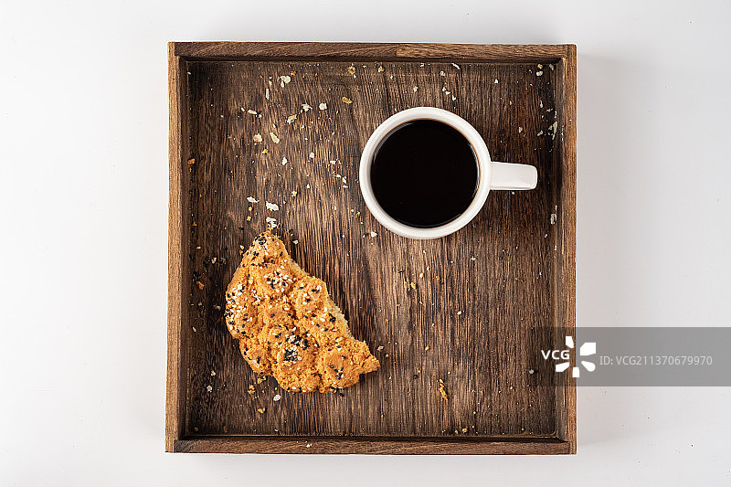 中式糕点吃掉一半的桃酥图片素材