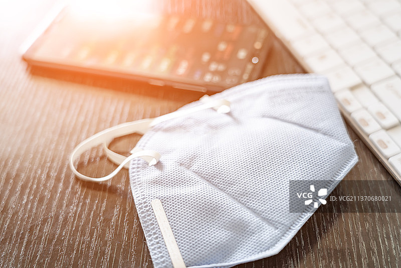 办公桌口罩特写图片素材