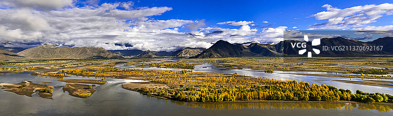 西藏夏珠林寺附近雅鲁藏布江河谷图片素材
