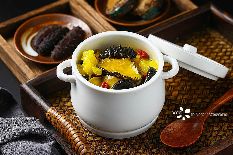 佛跳墙放在白色汤盅里图片素材