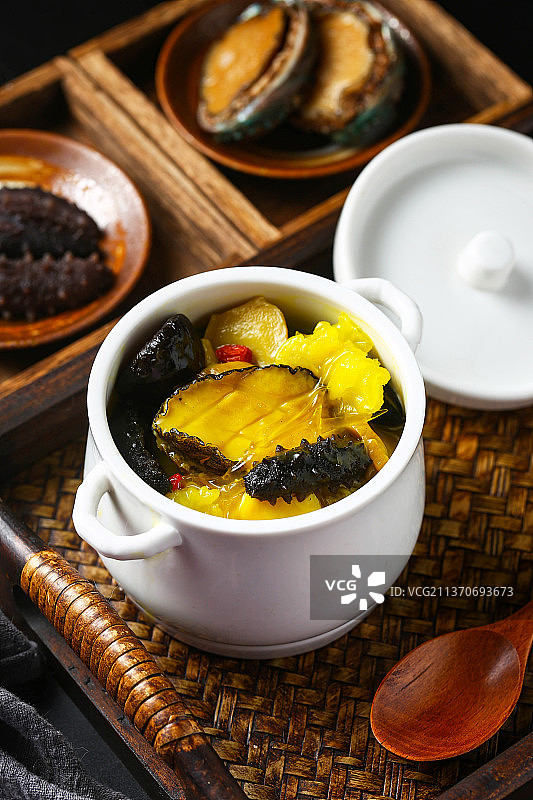 佛跳墙放在白色汤盅里图片素材