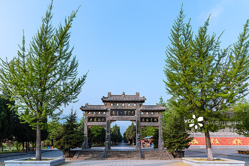 中国河南登封嵩山景区的山门牌坊图片素材