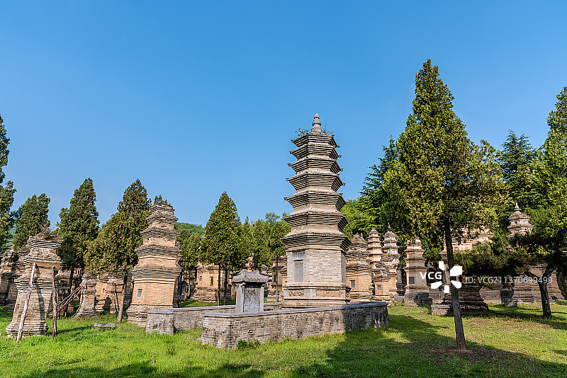 中国河南嵩山少林寺的塔林图片素材