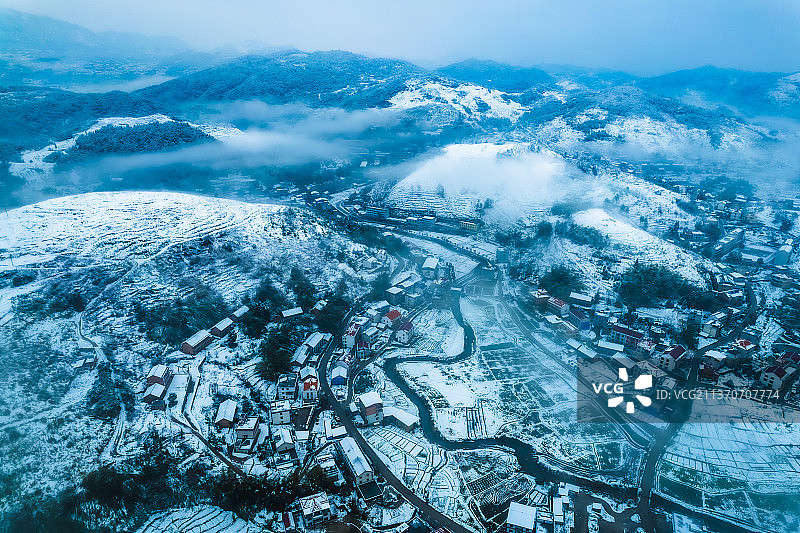 雪后初霁的村庄与集镇图片素材