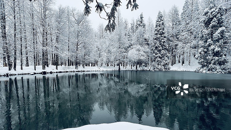 山中雪景 静谧小湖图片素材