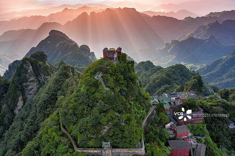 沐浴阳光的武当山图片素材