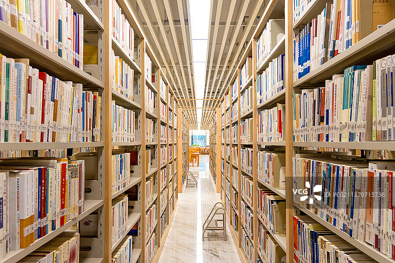 北京大学图书馆社会科学阅览区书架图片素材