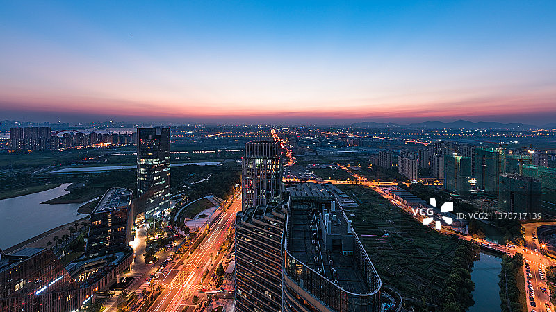 超广角下杭州钱塘区下沙CBD壮观蓝调夜景图片素材