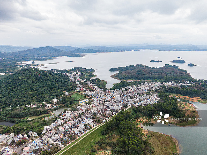 航拍海南松涛水库边的村庄图片素材