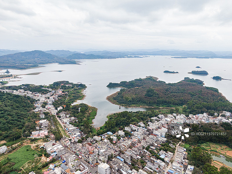 航拍海南松涛水库边的村庄图片素材