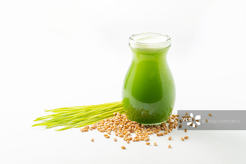 单色背景下的新鲜小麦草汁图片素材