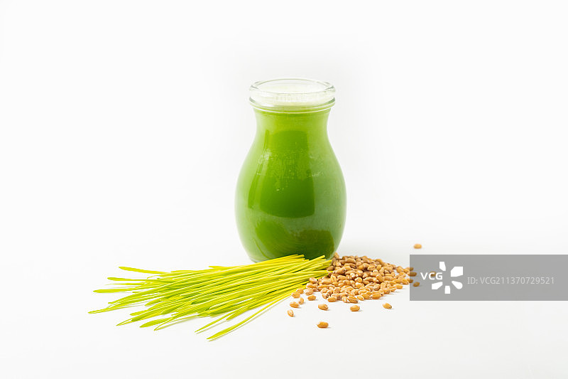 单色背景下的新鲜小麦草汁图片素材
