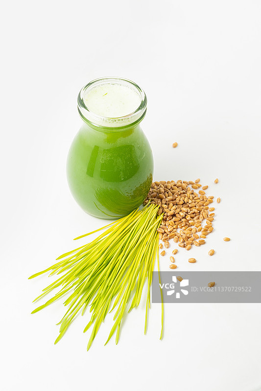 单色背景下的新鲜小麦草汁图片素材