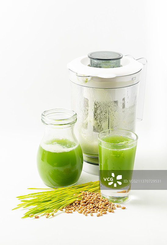 单色背景下的新鲜小麦草汁图片素材