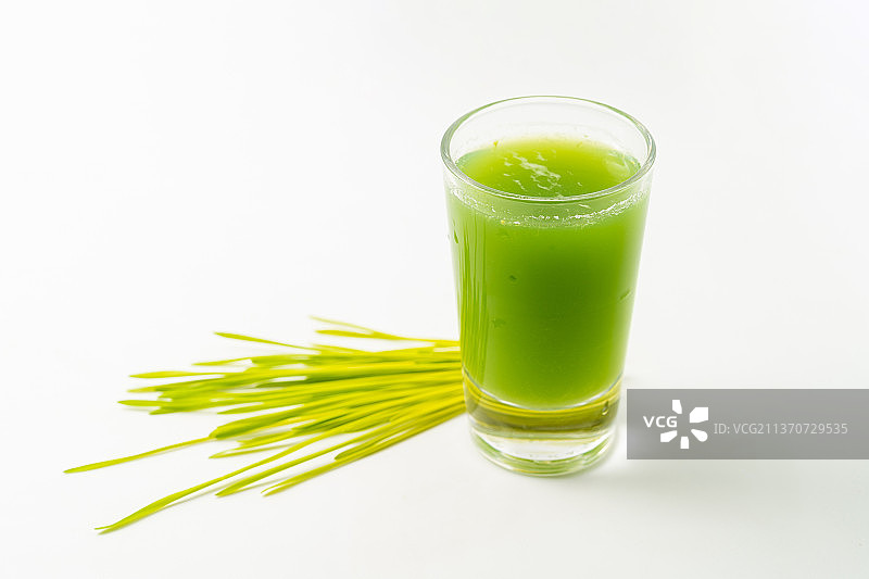 单色背景下的新鲜小麦草汁图片素材