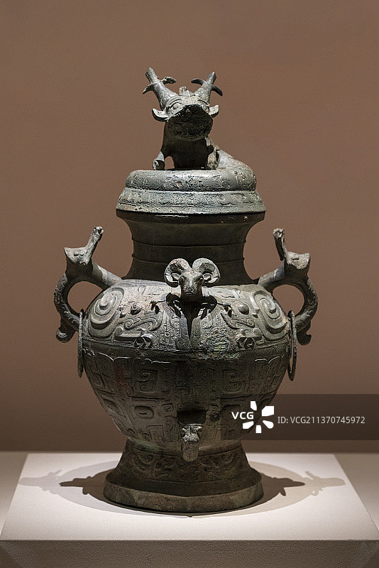 蟠龙盖羊首兽面纹铜罍(西周，四川省博物院藏)图片素材