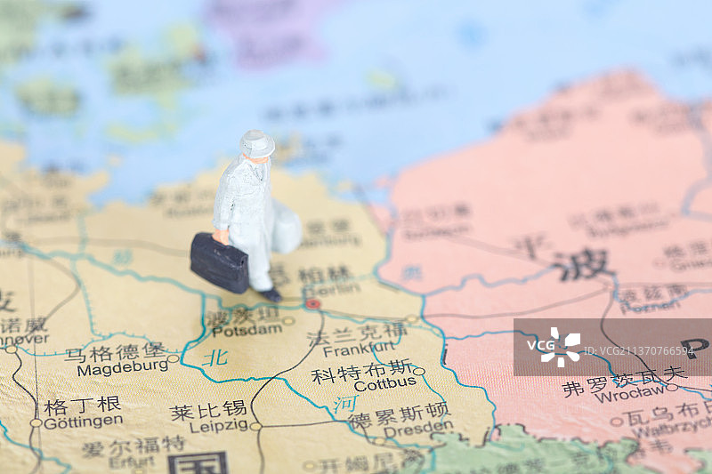 德国地图上拎包的旅行者图片素材