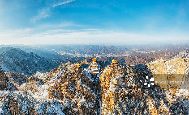 河南洛阳栾川老君山金顶道观群与栾川县城冬季户外风光高视角全景图片素材