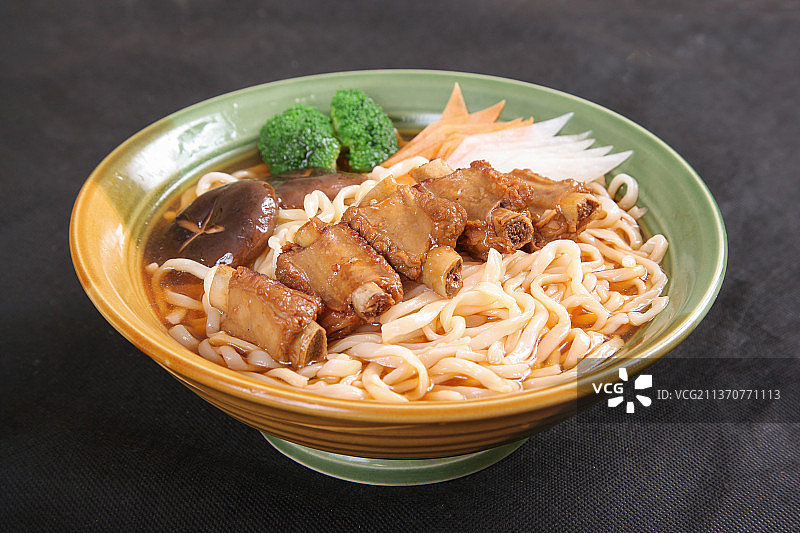 中餐美食-红烧排骨面图片素材