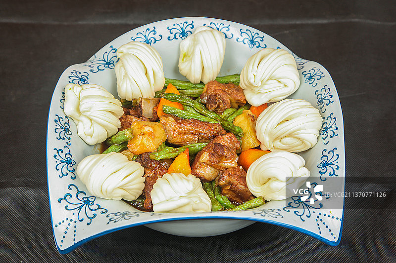 中餐美食-排骨焖油面图片素材
