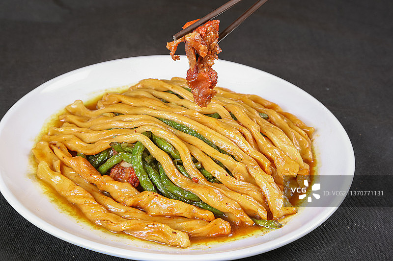 中餐美食-排骨焖油面图片素材