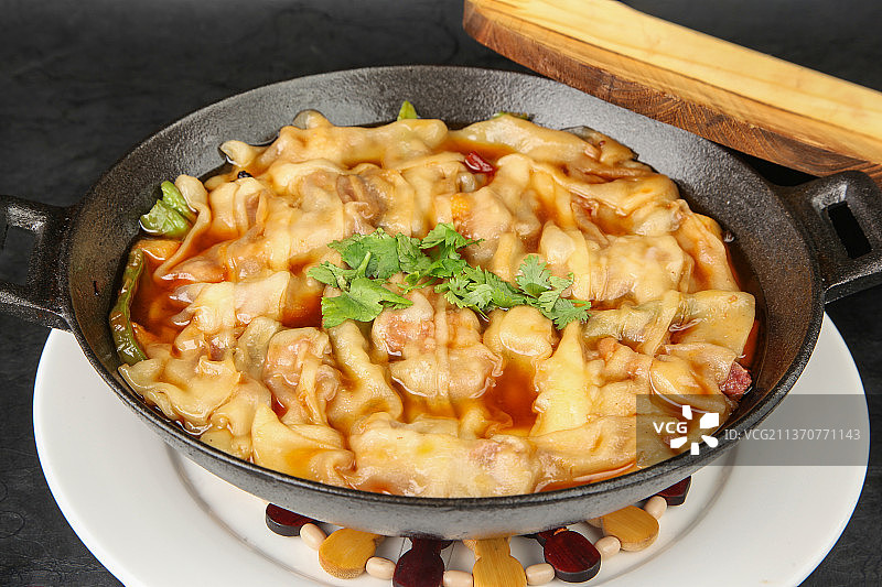 中餐美食-排骨焖油面图片素材