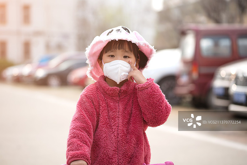 户外戴口罩的孩子图片素材