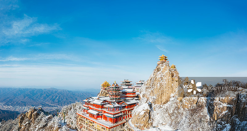 河南洛阳栾川老君山金顶道观群老君殿冬季雪景户外航拍图片素材