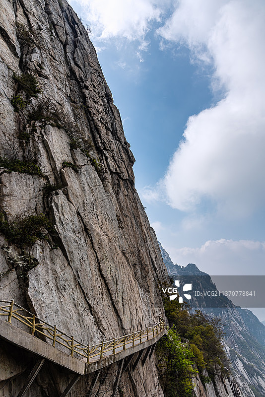 中国河南嵩山的书册崖和三皇栈道图片素材