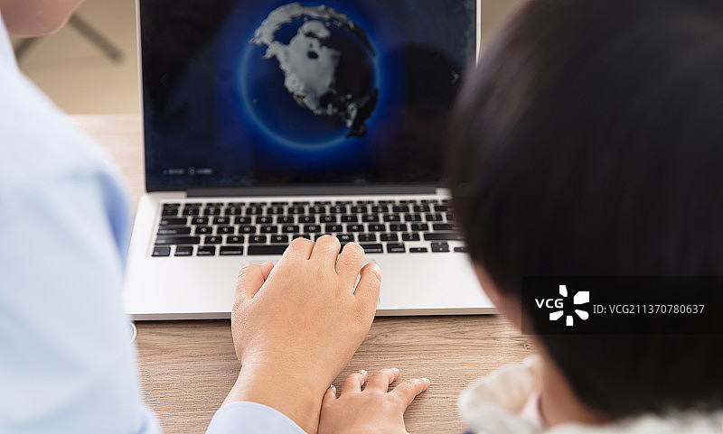 疫情停课期间居家远程教育图片素材