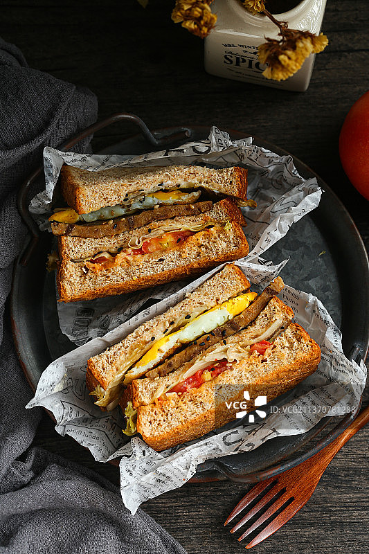 轻食全麦牛肉三明治放在深色盘子里图片素材