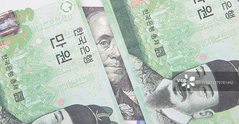 韩元遮挡漏出眼睛的富兰克林在美元上图片素材