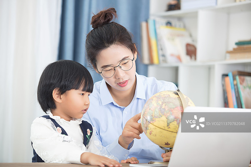 妈妈陪孩子电脑学习图片素材