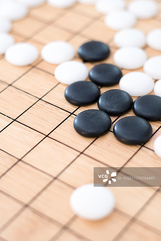 棋盘上摆好的围棋棋子图片素材