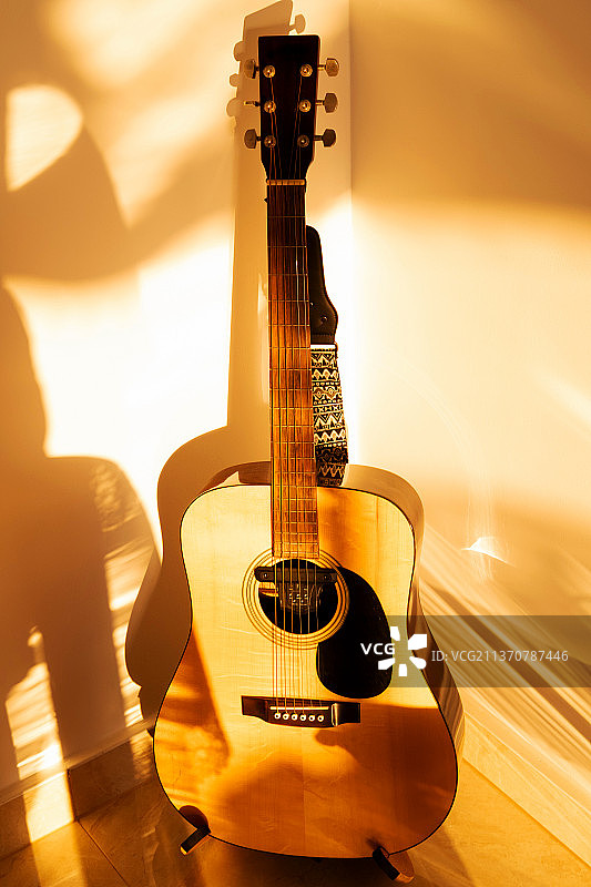 温暖阳光下的吉他图片素材