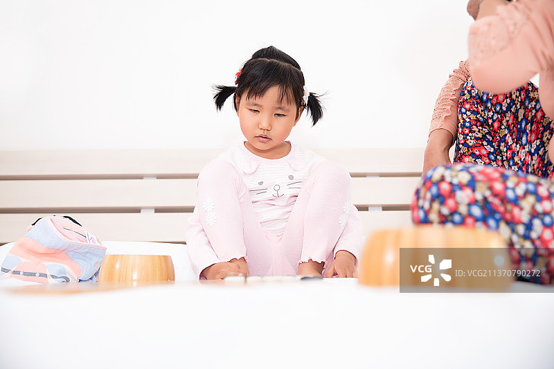 床上玩耍的小女孩图片素材