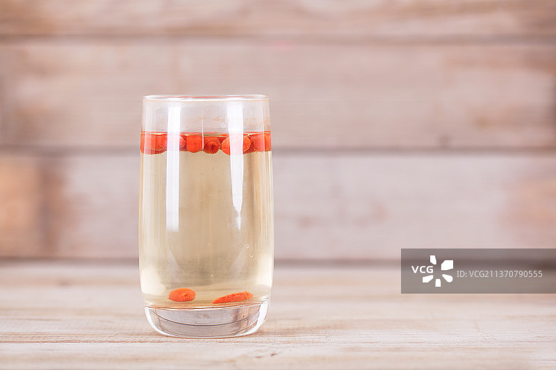 一杯泡好的枸杞水图片素材