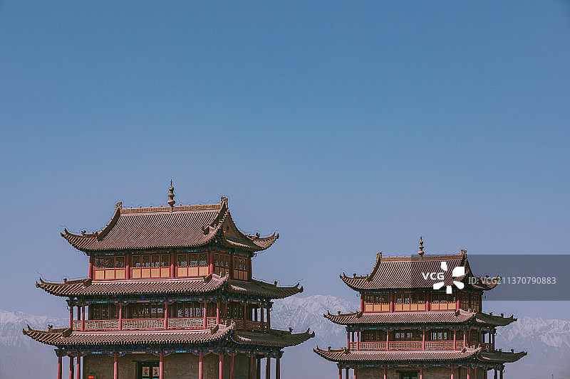 中国甘肃省嘉峪关关城与祁连山的风景图片图片素材