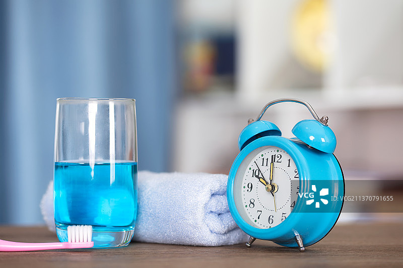 早晨按时刷牙的时间图片素材