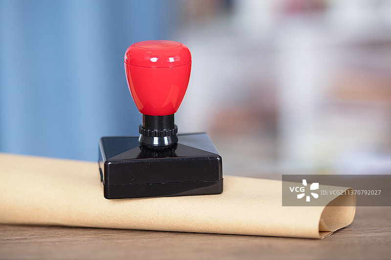 被铁链锁住的公章和卷着的公文图片素材