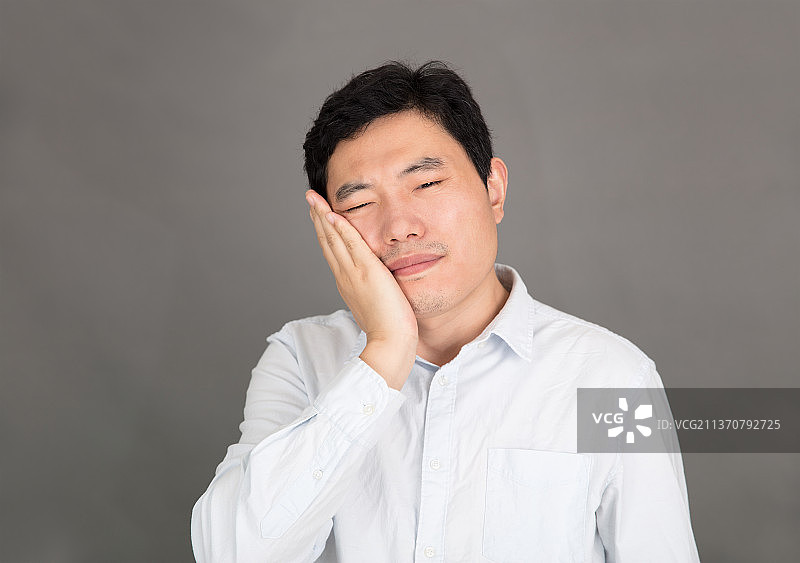 上火牙痛的年轻男士图片素材