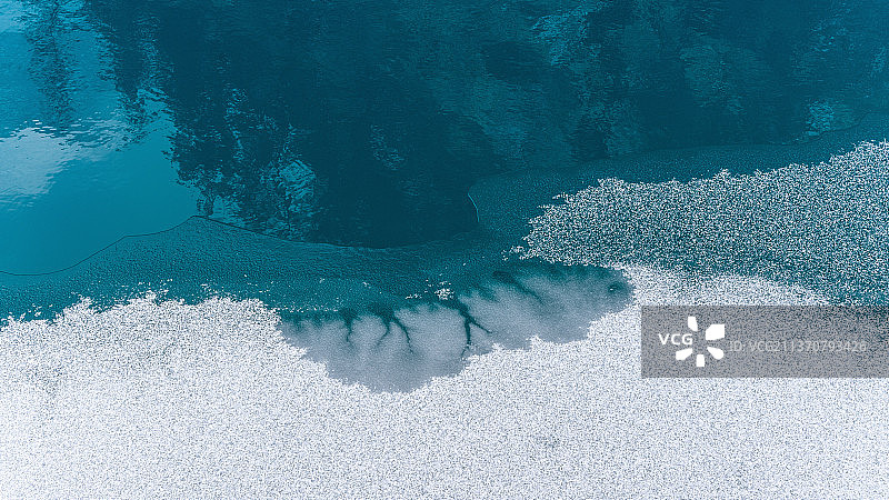 冬季阿坝，雪后的九寨沟国风冰湖图片素材