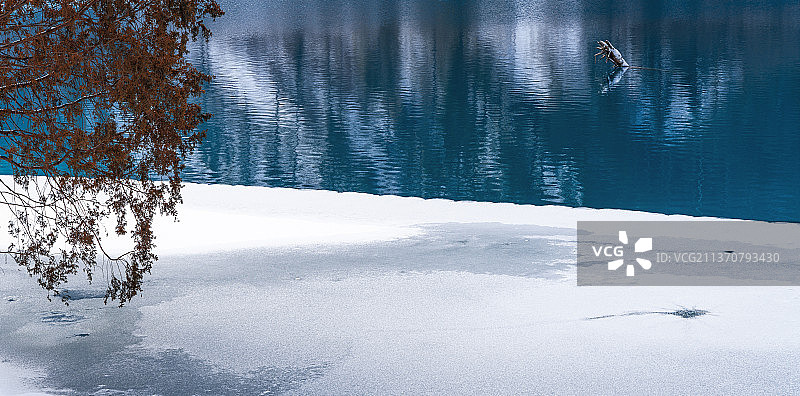 冬季阿坝，雪后的九寨沟国风冰湖图片素材