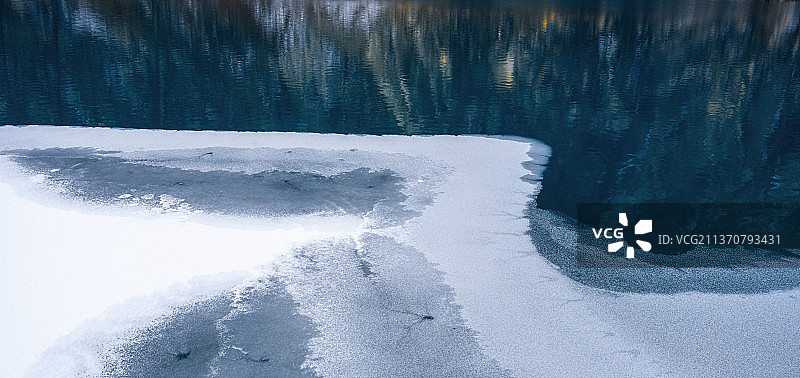 冬季阿坝，雪后的九寨沟国风冰湖图片素材