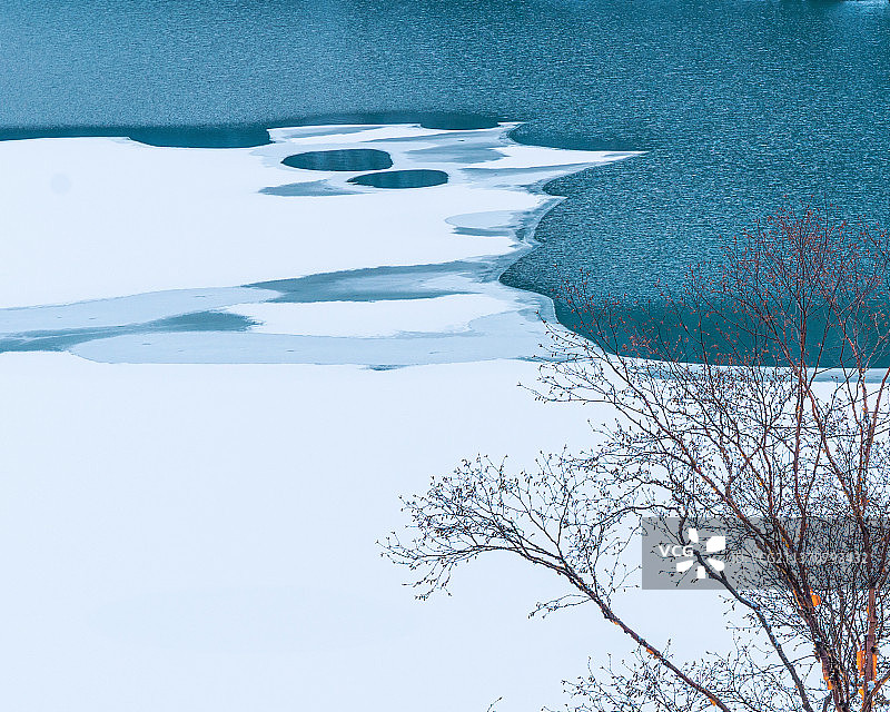 冬季阿坝，雪后的九寨沟国风冰湖图片素材