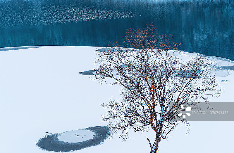 冬季阿坝，雪后的九寨沟国风冰湖图片素材