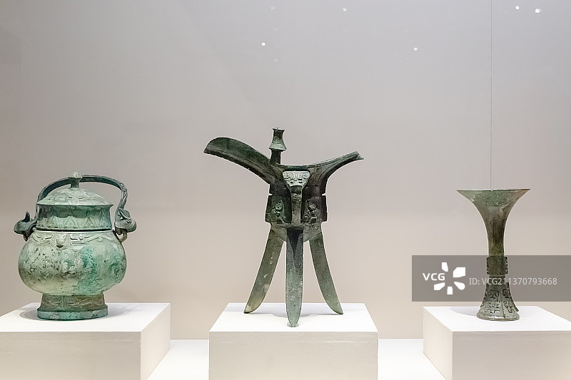 中国首都北京中国国家博物馆，西周早期的典范之作，商周时期的青铜器酒杯、壶图片素材