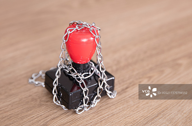 被铁链拴住的公章图片素材